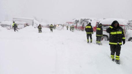 Paura per 4 forti scosse nel Centro Italia. Sommersi dalla neve: “Non riusciamo a scappare”. Scuole evacuate