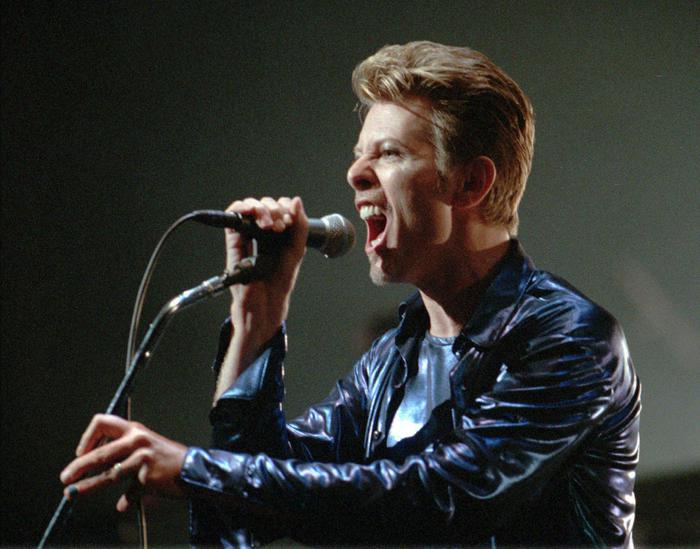 David Bowie, un anno senza l’artista. Tante le celebrazioni in tv e a Londra Oggi avrebbe compiuto 70 anni, Blackstar vinile più venduto nel 2016