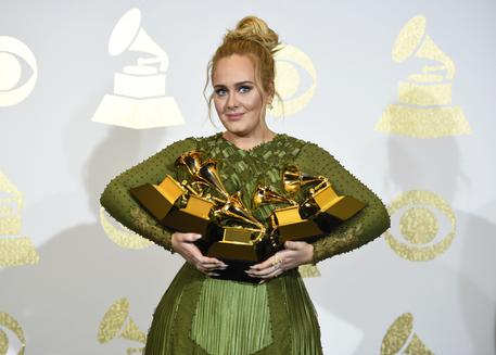 Grammy Awards 2017: trionfa Adele, nessun premio per l’Italia Laura Pausini, Andrea Bocelli ed Ennio Morricone a mani vuote