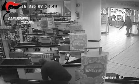 Assalto armato a supermercato, 1 arresto Indagini dei Cc, cinque banditi rubarono cassaforte a Catania