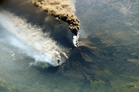 Etna: riaperto l’aeroporto di Catania, era chiuso per cenere dal vulcano Lo scalo torna operativo, ma con un numero limitato negli atterraggi: cinque aeromobili l’ora