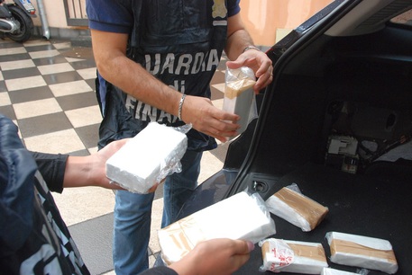 Droga: Gdf sequestra 110 kg di cocaina Inchiesta Dda Catania su narcotrafficanti internazionali,3 fermi