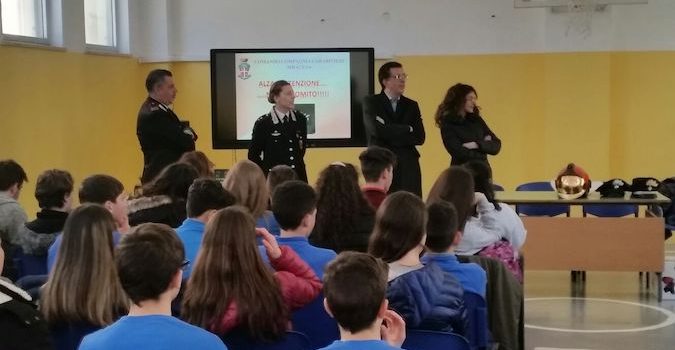 “Un casco vale una vita”: Carabinieri, Isab Lukoil ed Erg incontrano le scuole medie di Priolo Gargallo