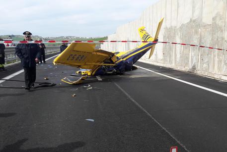 Biplano precipita ad Agrigento, un morto Pilota urta cavi alta tensione e finisce su strada statale 640