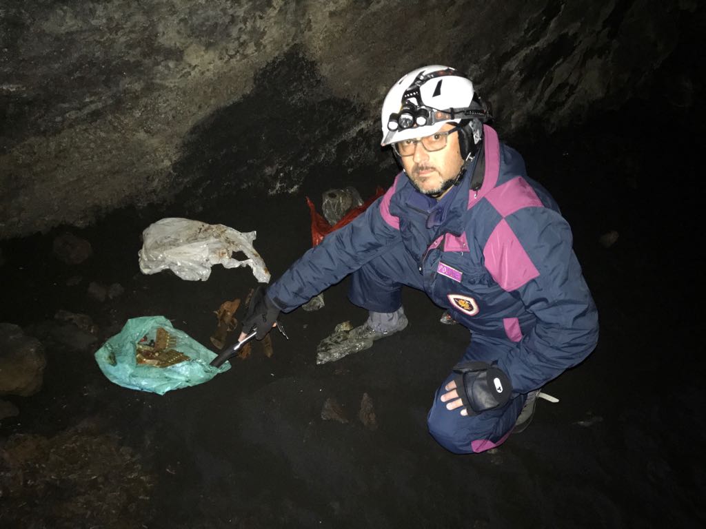 Un fucile e diverse munizioni trovati in una grotta sull’Etna