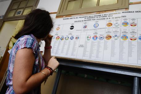 Amministrative, seggi aperti: si vota fino alle 23: un milione e mezzo di elettori in Sicilia