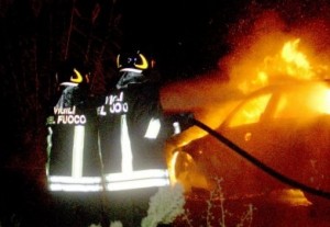 Siracusa. Scia di fuoco nella notte, indagini su due incendi d’auto: il primo certamente doloso