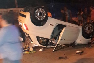 Siracusa. Grave incidente in viale dei Lidi, auto capotta per evitare una cunetta sul manto stradale. Due feriti
