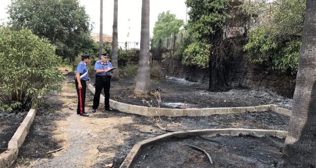 Floridia, appicca l’incendio alla villa comunale: arrestato