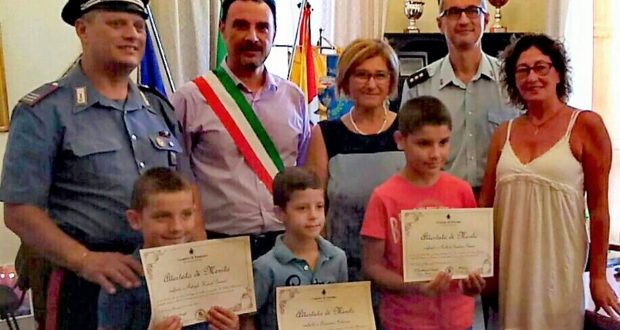 I tre bambini premiati dal sindaco di Solarino, Scorpo. Solarino, 3 bimbi trovano portafogli pieno di soldi: lo restituiscono