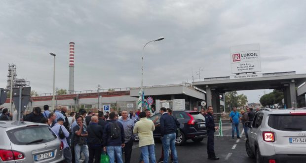 Priolo, scioperano i lavoratori della “Pellegrini”: portinerie bloccate