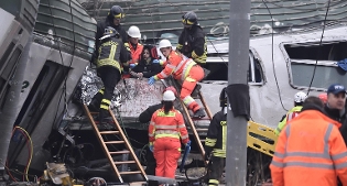 Milano, deraglia il treno da Cremona: 3 morti e oltre 100 feriti. “Individuato cedimento rotaia”