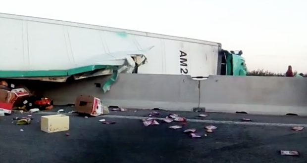 Cassibile, carambola con un furgone: Tir si ribalta in autostrada