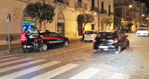 Litigano per una mancata precedenza: intervengono i carabinieri
