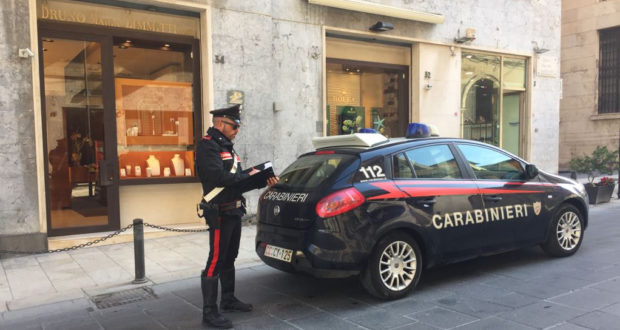 I carabinieri recuperano l’insegna “Rolex” rubata