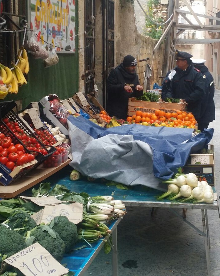 Siracusa .Stop agli abusivi su Ortigia , continuano i controlli dei carabinieri e della polizia municipale