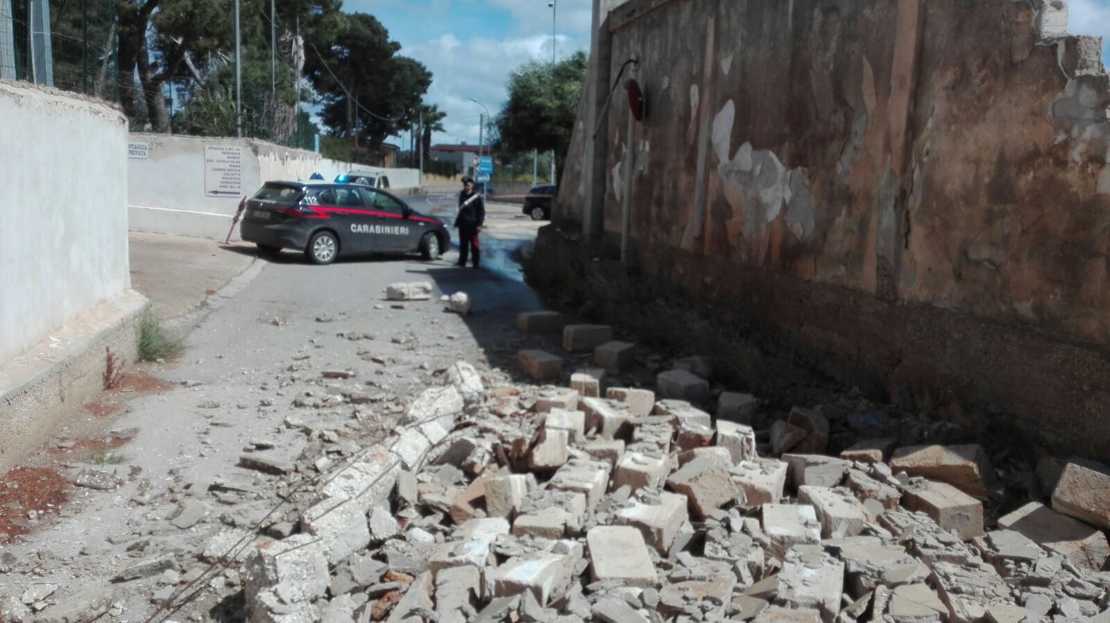 Noto SR: IL maltempo provoca il cedimento di un muro