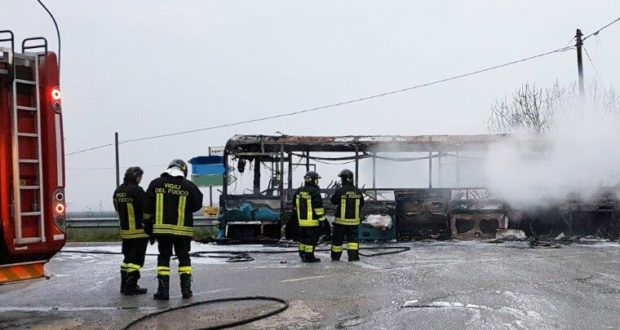 Bus urbano a fuoco: illesi conducente e passeggeri