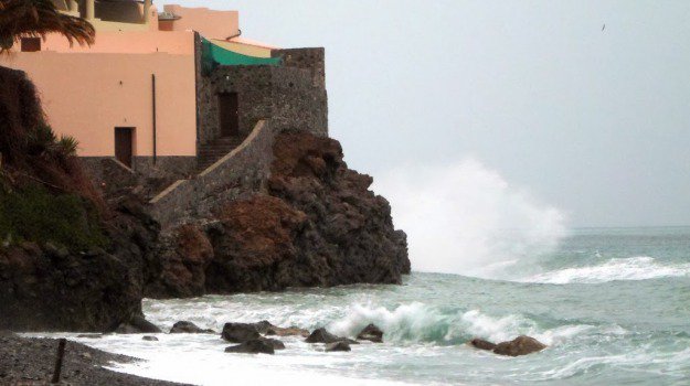 Allerta della Protezione civile, domani mareggiate in Sicilia e Calabria