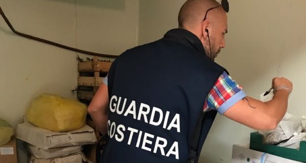 Siracusa, sequestrati 12 chili di gamberoni in un magazzino