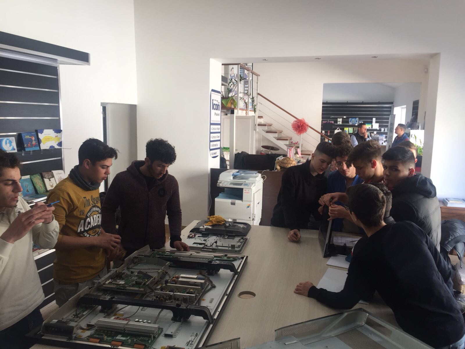 Priolo, all’HPS si parla di alternanza “Scuola Lavoro”: 26 alunni del “Fermi” tra computer e cellulari