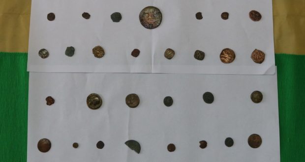 Lentini, consegna monete antiche alla Guardia di finanza