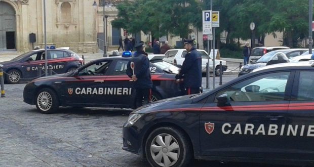 Aggredisce i carabinieri: pensionato in manette