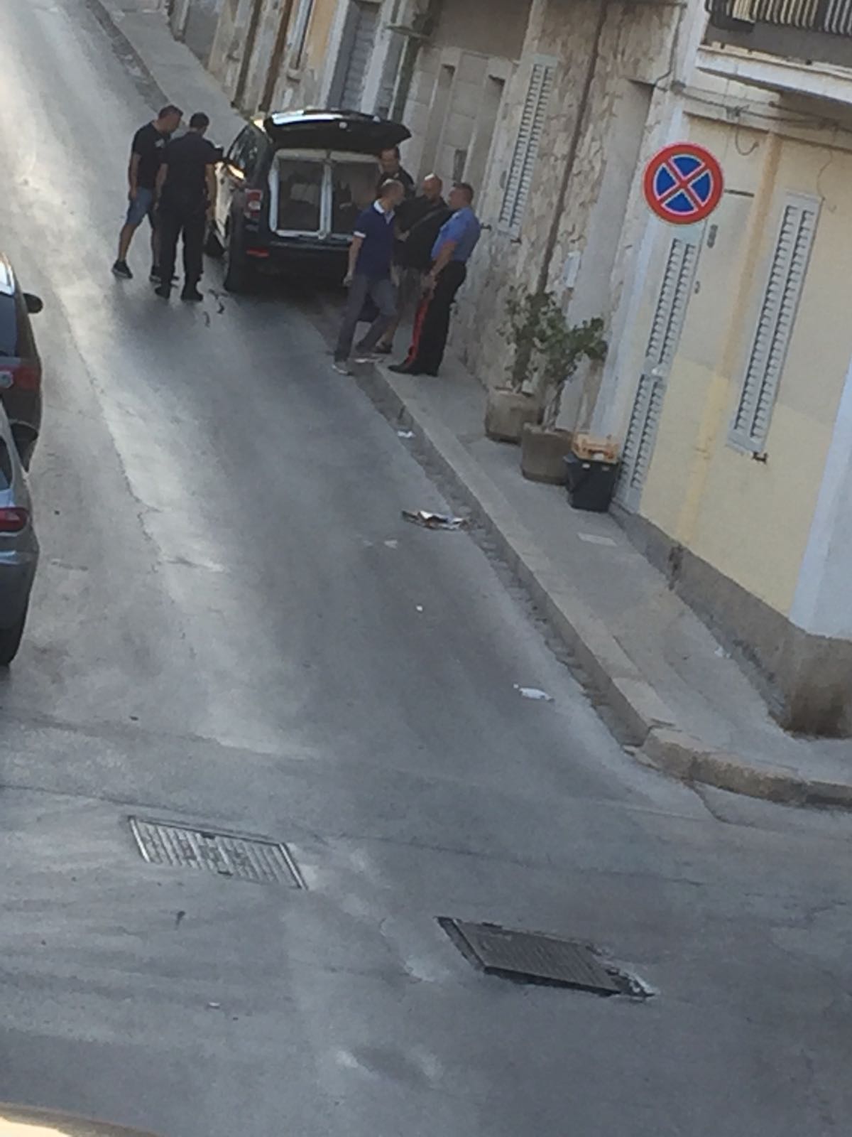 Unità di cinofila e carabinieri in via delle Cave a Priolo Gargallo