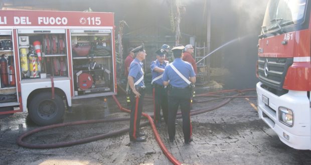 A fuoco un casolare e diverse auto in sosta