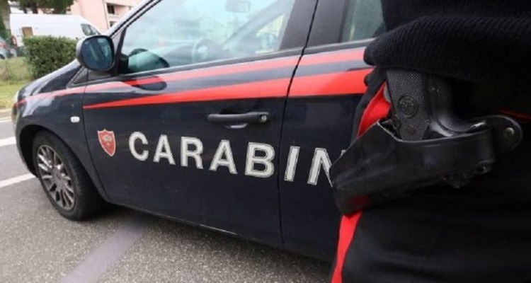 Melilli, aggredisce i familiari: anziano in manette