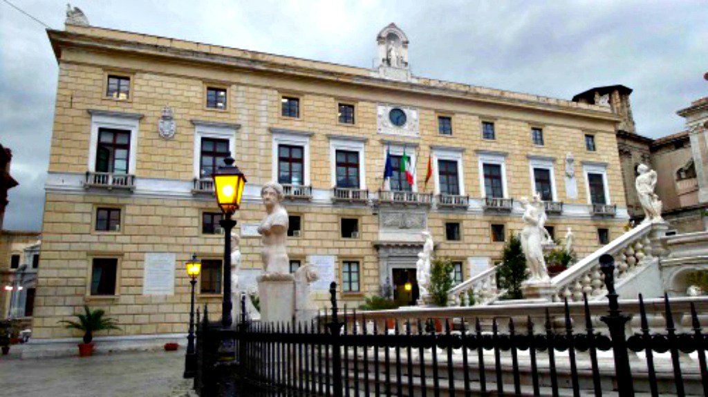 Siciliani liberi:”Orlando incapace di amministrare Palermo la città rischia il daratro del dissesto finanziario”