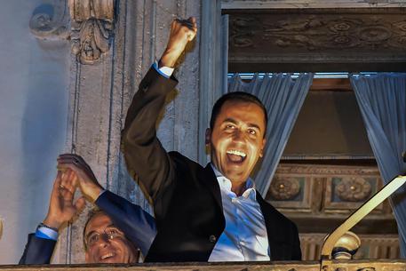 Ok al Def, intesa per un deficit al 2,4%. Esultano Di Maio e Salvini. ‘Si cambia, manovra del popolo’