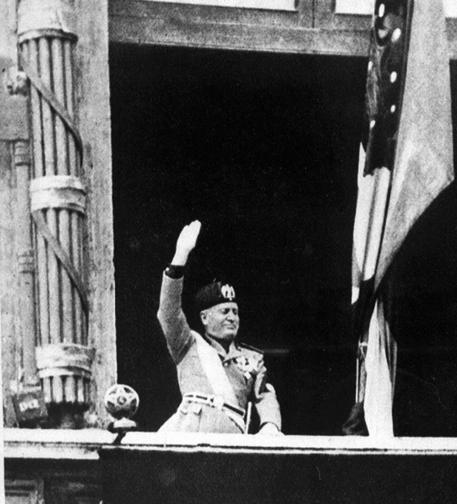 Modica, torna sulla parete del bar la foto di Mussolini
