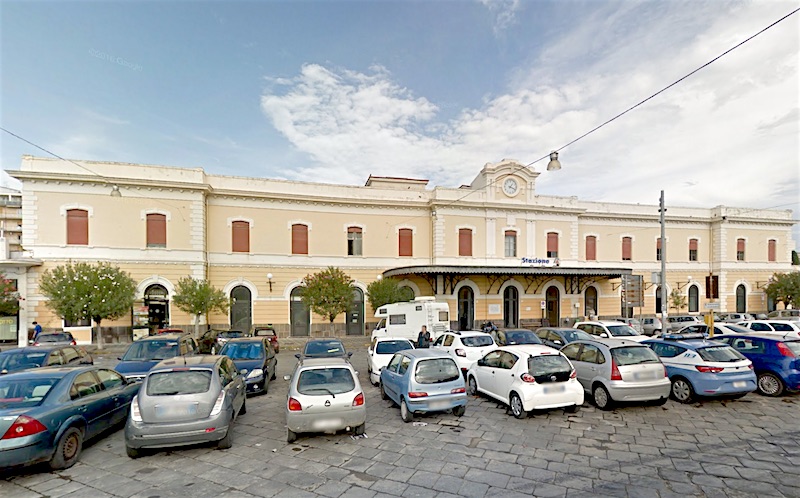 Sit-in alla stazione centrale di Siracusa dei lavoratori che prestano attività nei servizi del settore degli appalti ferroviari