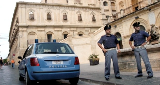 Noto, botte da orbi poi simulano un incidente stradale