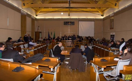 Il consiglio comunale “bacchetta” Beppe Grillo