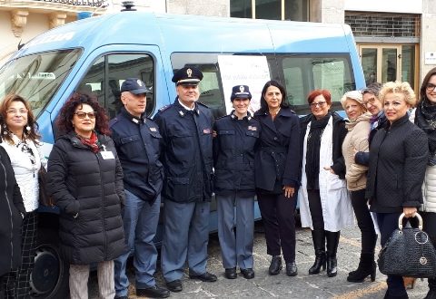 “Questo non è amore”:Torna in piazza il camper della polizia di stato per la campagna contro la violenza sulle donne