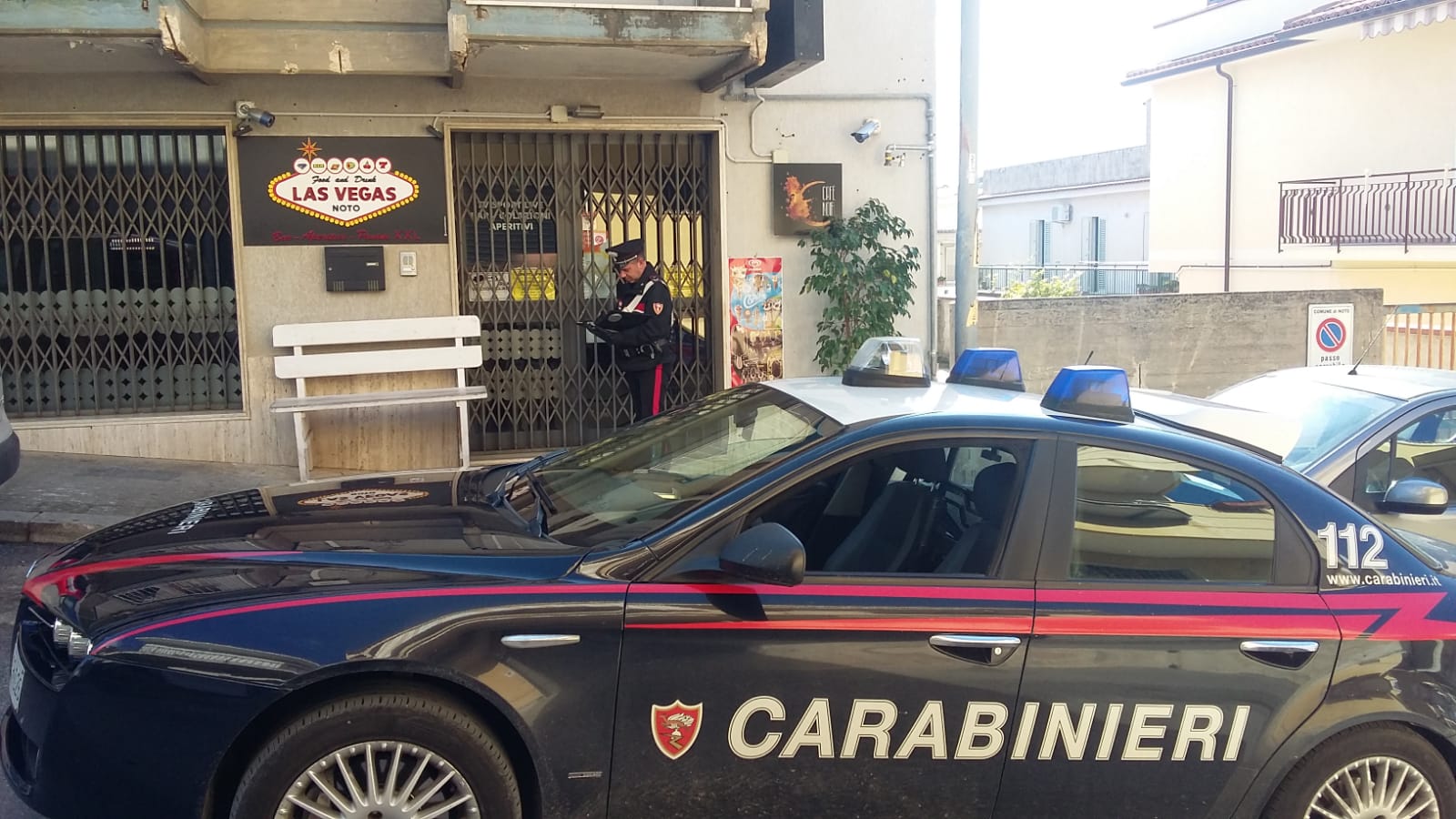 Rimproverato perchè entrato nel bar con la sigaretta accesa e lui spara al barista