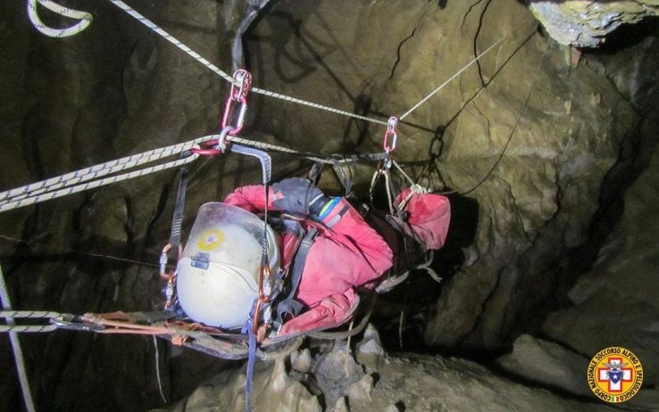 Salvata la speleologa rimasta ferita  dentro l’Abisso del Vento a cento metri di profondità