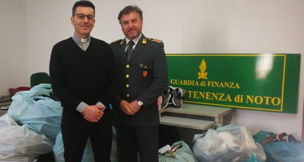 Noto, donati dalla Finanza  350 paia di scarpe alle famiglie indigenti