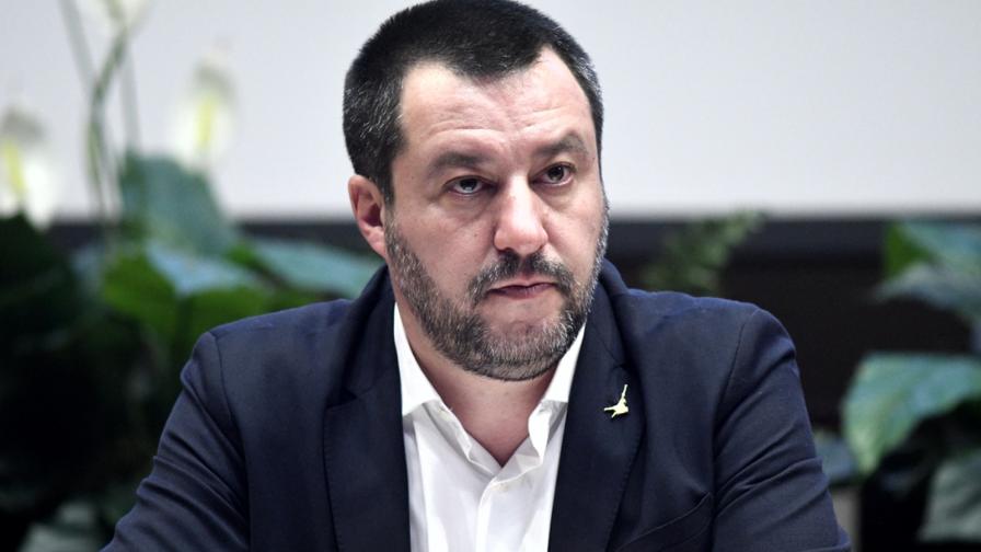 Sea Watch, Salvini: “Ok allo sbarco dei migranti solo se prenderanno la via dell’Olanda”