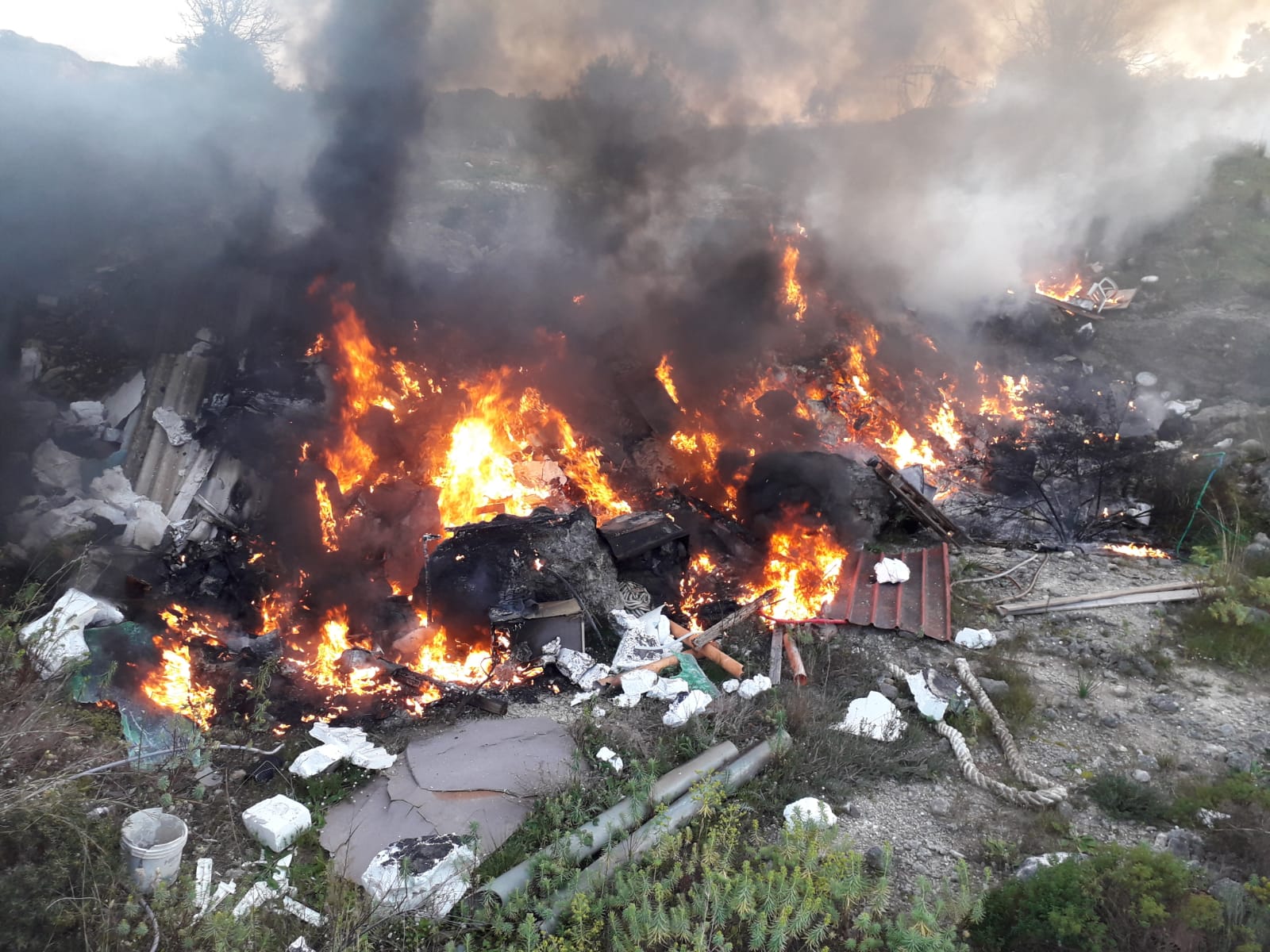 A fuoco una discarica abusiva con un vasto incendio in Contrada Galermi nel territorio di Priolo