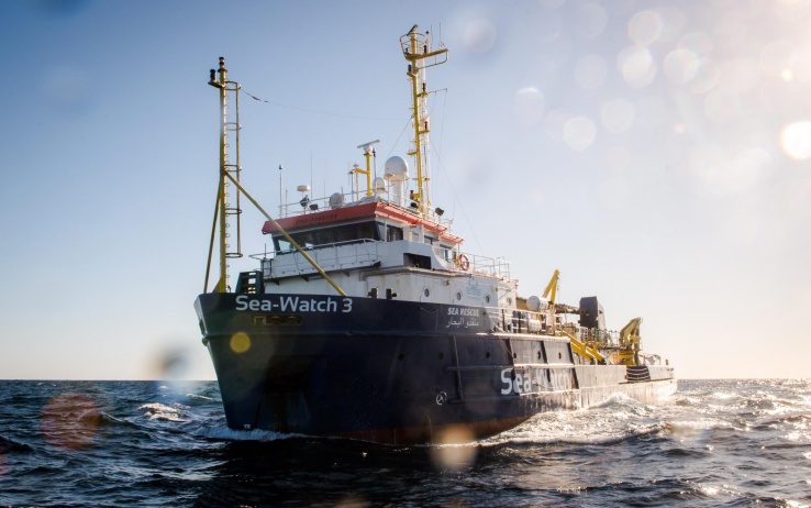 La Sea Watch 3 è di fronte al porto di Siracusa in cerca di riparo dal mare in tempesta