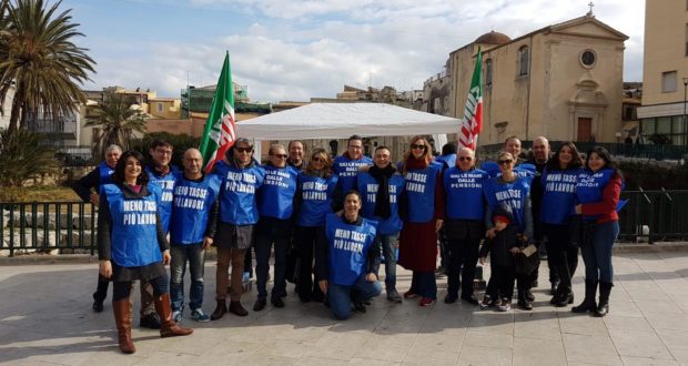 Siracusa, gilet azzurri in piazza per i 25 anni di Forza Italia