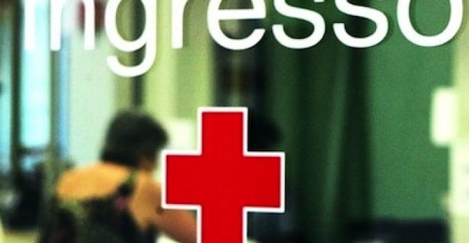 Avola: perde il controllo della vettura su cui viaggiava e finisce per scontrarsi contro la porta d’ingresso del pronto soccorso dell’ospedale