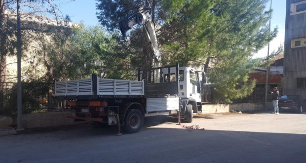 Floridia, operaio rimane incastrato tra la ringhiera di un muretto e il camion