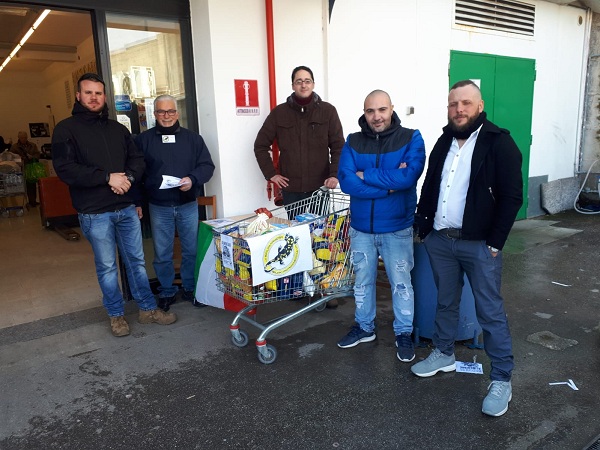 Raccolta alimentare di CasaPound a Priolo Gargallo : Generi di prima necessità per aiutare le numerose famiglie italiane indigenti.