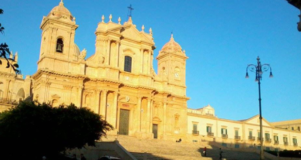 Noto, lutto cittadino per i funerali di Manuel e Gabriele