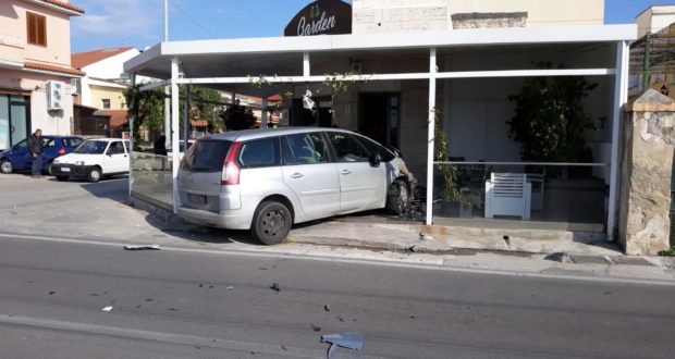 Auto travolge i tavolini di un bar in viale Epipoli