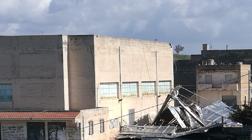 Maltempo: vola tetto del palazzetto dello sport, 3 feriti nel Trapanese